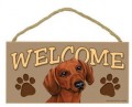 Welcome: Skilt i tr m/rd korthret gravhund
